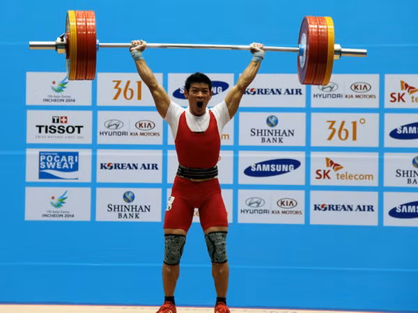 [Photo] Lực sỹ Thạch Kim Tuấn giành huy chương bạc ASIAD 17 ảnh 1