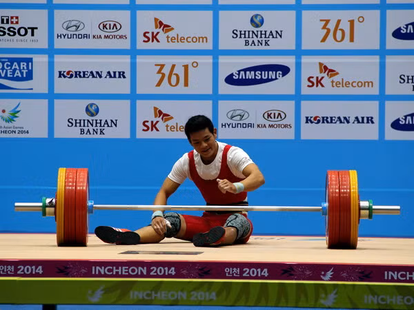 [Photo] Lực sỹ Thạch Kim Tuấn giành huy chương bạc ASIAD 17 ảnh 2
