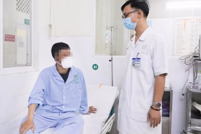 TP.HCM: 3 người trong gia đình nhập viện, một tử vong do ngộ độc rượu ảnh 1