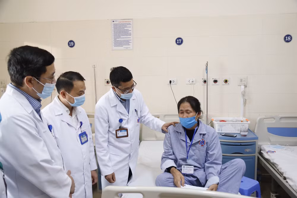 Những chuyến xe yêu thương chở bệnh nhân ung thư về quê ở vùng lũ ảnh 2