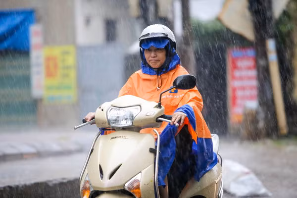 Đêm 29/4, Bắc bộ, Nam bộ còn mưa rào và dông rải rác, đề phòng tố lốc ảnh 1