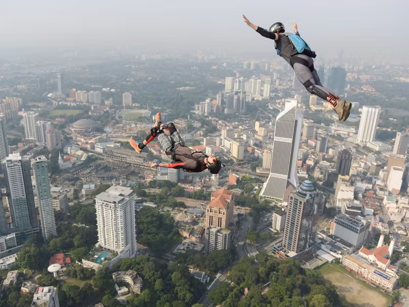 [Photo] Trình diễn nhảy dù Basejumping quốc tế ở Malaysia ảnh 3