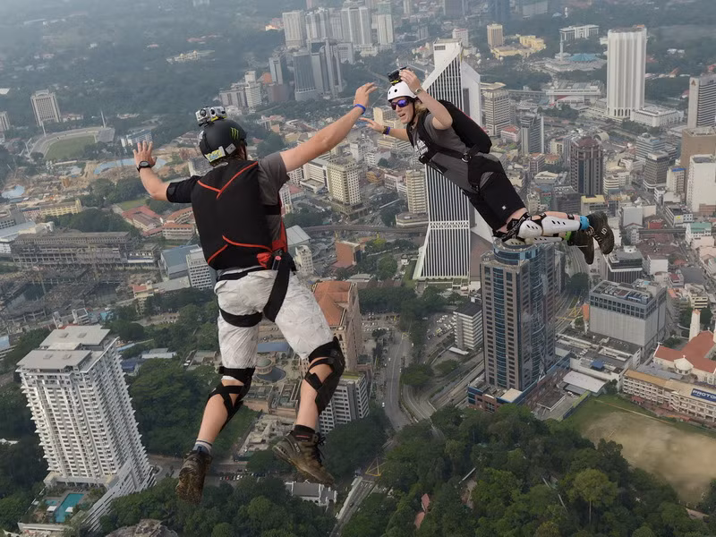 [Photo] Trình diễn nhảy dù Basejumping quốc tế ở Malaysia ảnh 4