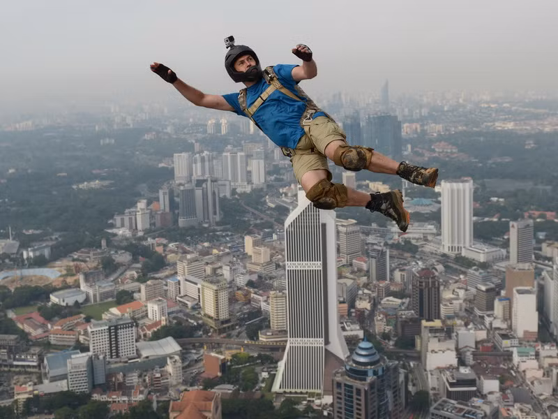 [Photo] Trình diễn nhảy dù Basejumping quốc tế ở Malaysia ảnh 2