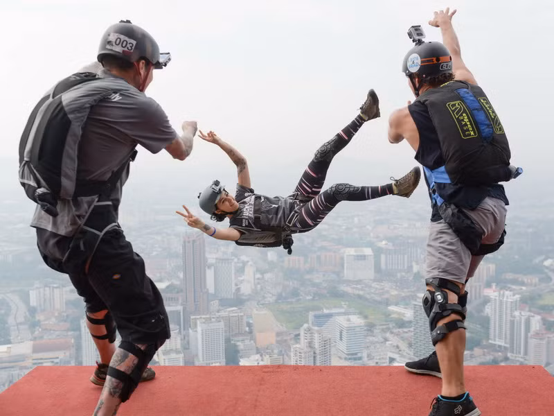 [Photo] Trình diễn nhảy dù Basejumping quốc tế ở Malaysia ảnh 1
