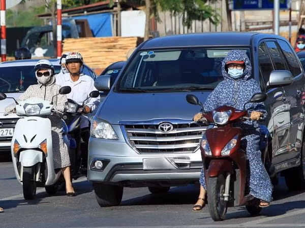 Thị trường các sản phẩm chống nắng nóng trở nên rất sôi động ảnh 2