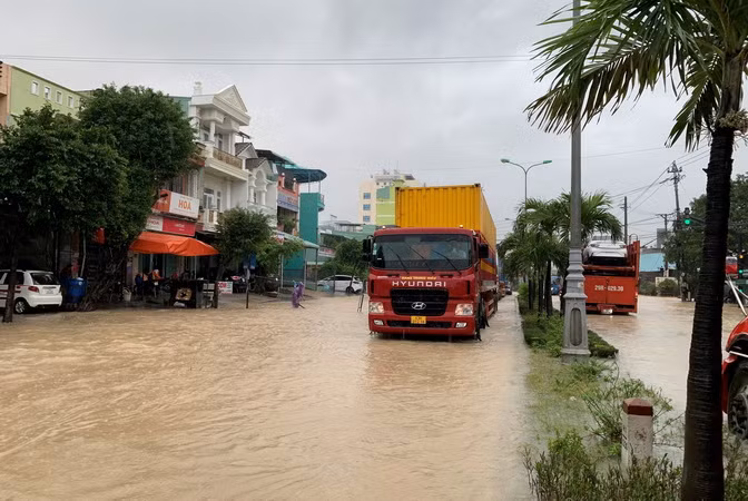 Mưa lớn gây ngập lụt và sạt lở nhiều nơi tại tỉnh Bình Định ảnh 1