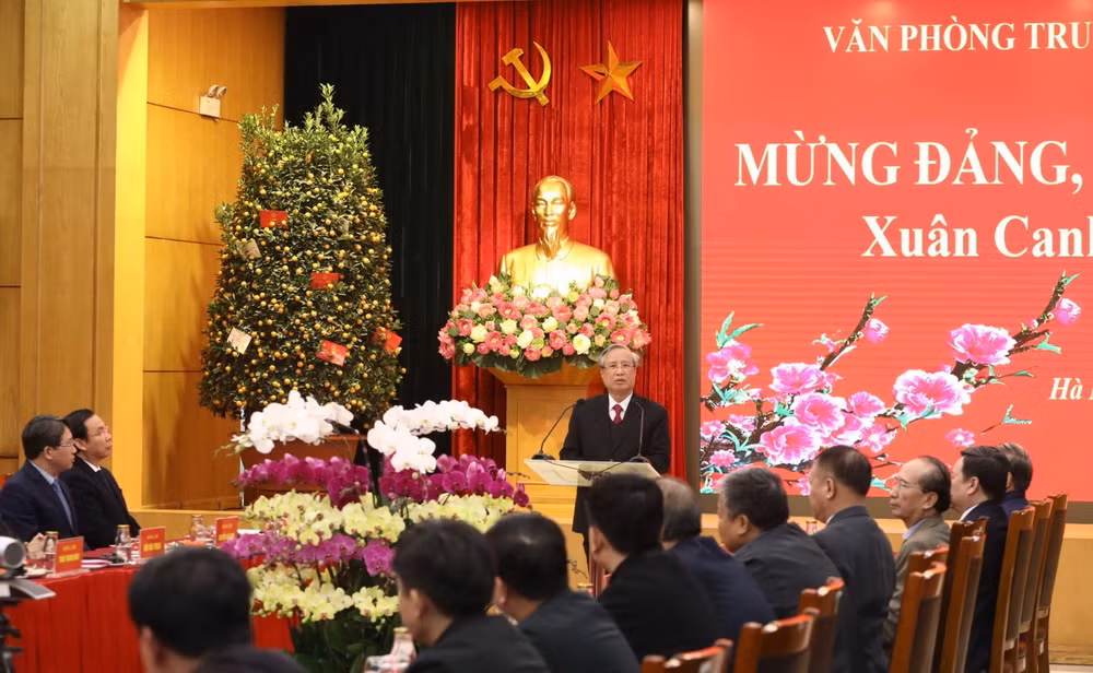 Thường trực Ban Bí thư chúc Tết cán bộ, nhân viên Văn phòng TW Đảng ảnh 1