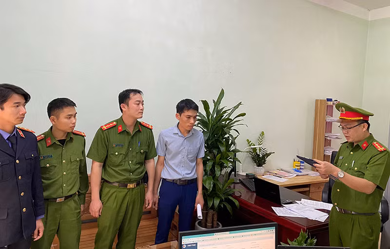 Hòa Bình: Khởi tố 3 đối tượng lập khống hồ sơ cấp sai sổ đỏ ảnh 1
