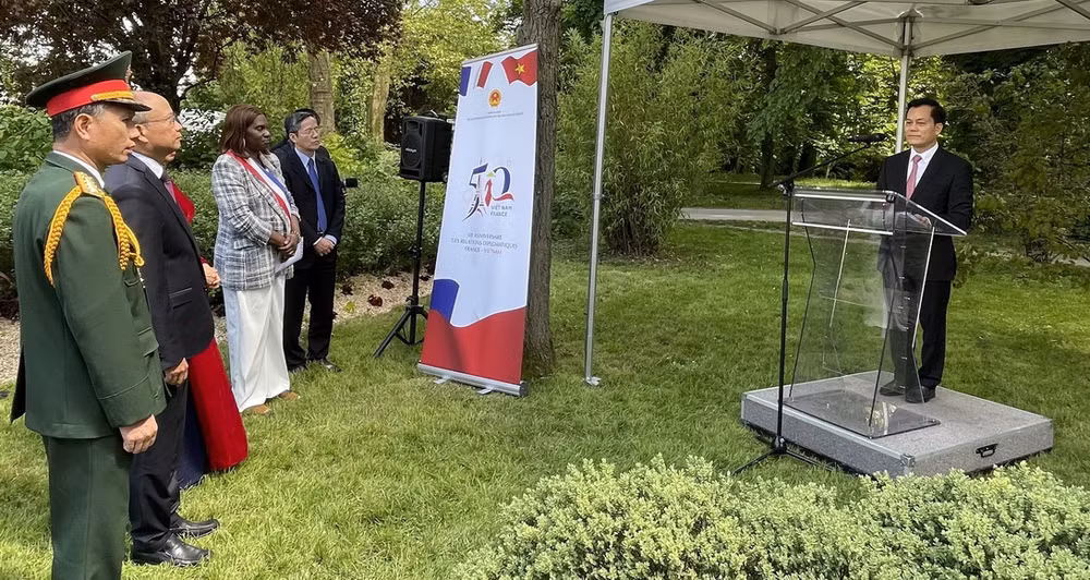 Dâng hoa tại Tượng đài Bác Hồ ở thành phố Montreuil của Pháp ảnh 3