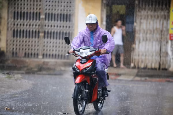Mưa lớn ở Bắc Bộ có thể kéo dài thêm 3 ngày, nguy cơ xảy ra tố lốc ảnh 1