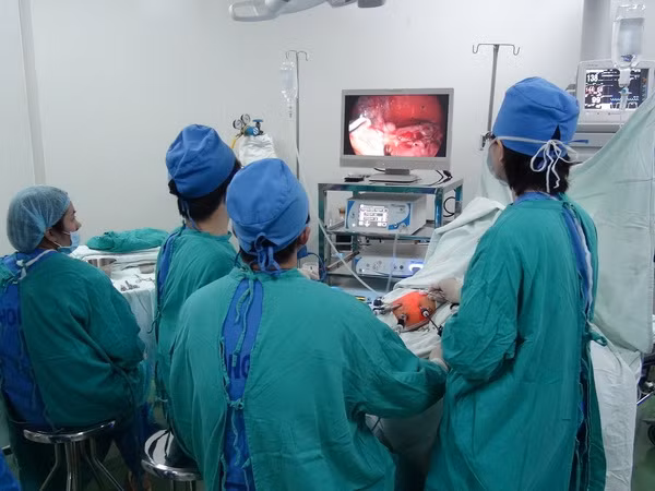 Phẫu thuật nội soi qua rốn điều trị nang ống mật chủ cho bệnh nhi ảnh 1