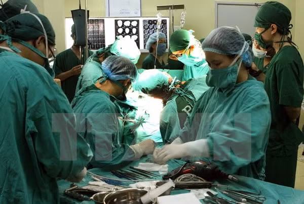 Cứu sống bệnh nhân trong tình trạng bị đâm thủng tim, sốc nặng ảnh 1