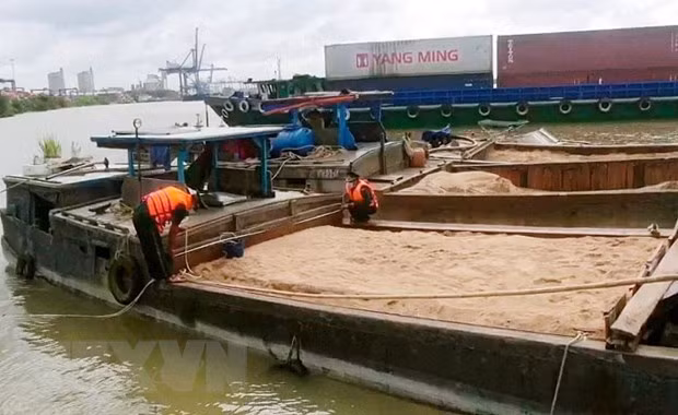 Tiền Giang xử phạt gần 18 tỷ đồng với hành vi khai thác cát trái phép ảnh 1