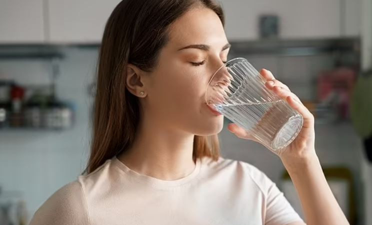 Uống thuốc giảm cân phải uống nhiều nước vì nước giúp thải độc, tăng cảm giác no lâu và ngăn ngừa gan tích trữ chất béo