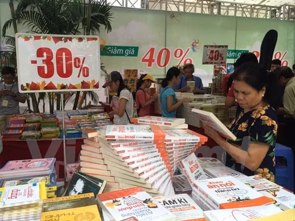 Hà Nội: “Mở kho sách cuối năm” với khoảng 30.000 cuốn sách giảm giá ảnh 1
