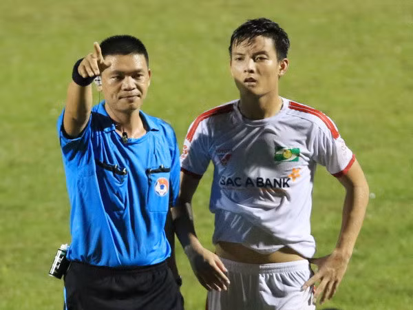 Mắc sai lầm nghiêm trọng, 4 trọng tài bị "rớt hạng" khỏi V-League ảnh 1