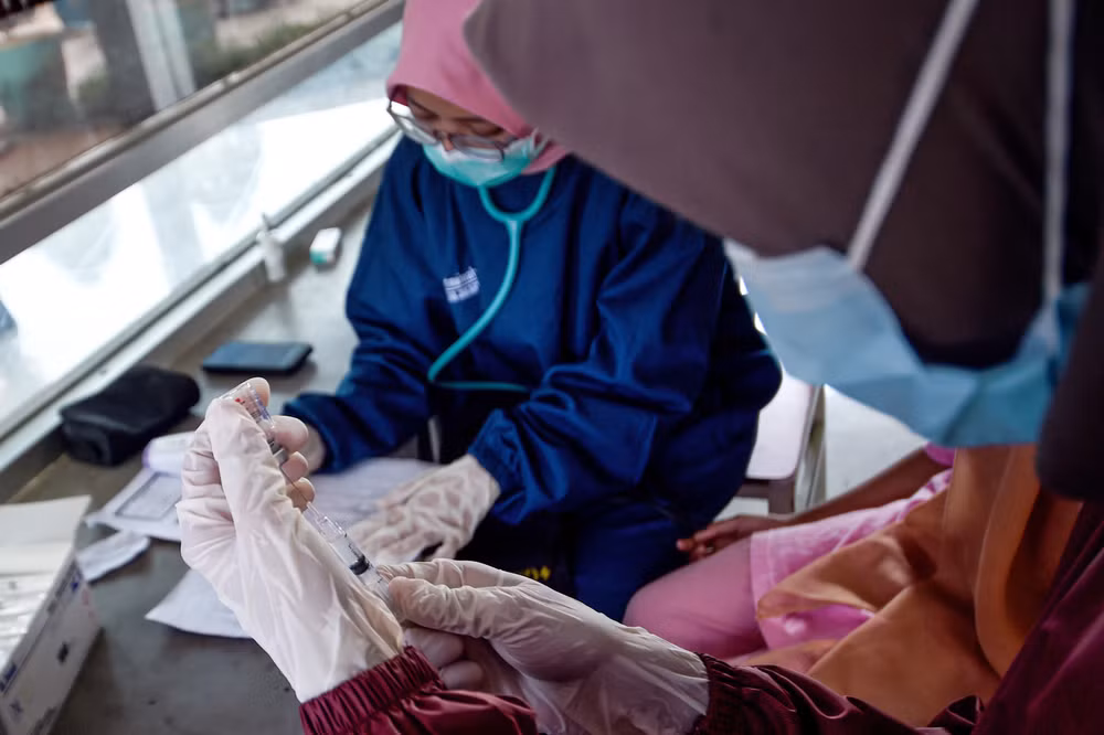 Indonesia triển khai tiêm đại trà mũi tăng cường phòng COVID-19 ảnh 1