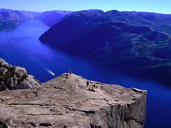 Cặp bố mẹ cho em bé bò sát mép vực để chụp ảnh bị lên án dữ dội ảnh 2