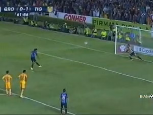 Ronaldinho gây sốc với pha đá hỏng penalty không tưởng ảnh 1