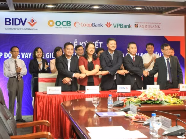 BIDV ký hợp đồng vay phụ với 4 ngân hàng cấp tín dụng cho dự án VnSAT ảnh 1