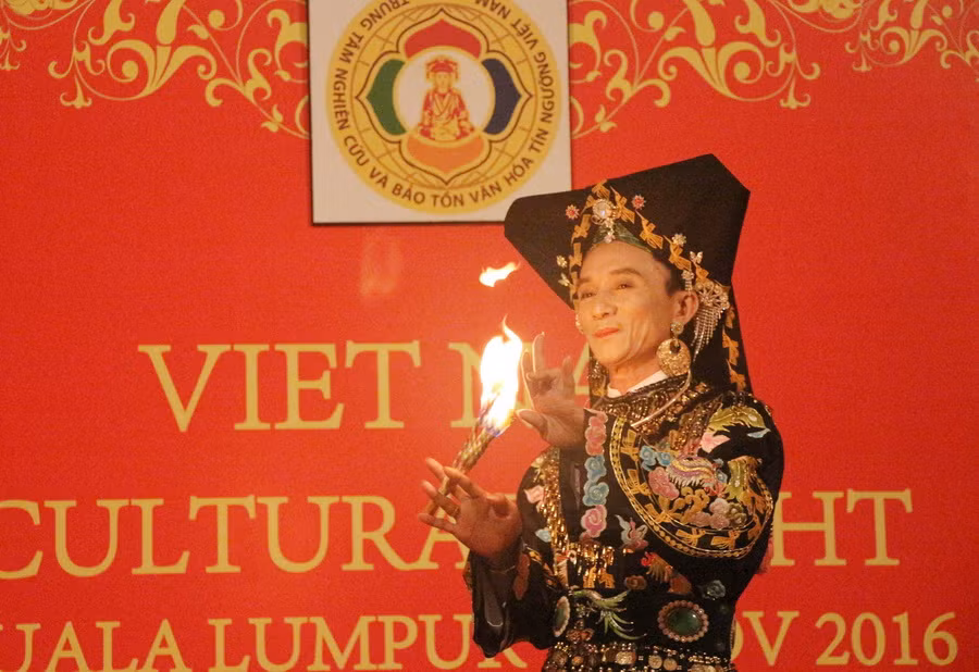 Trình diễn thực hành tín ngưỡng thờ Mẫu của người Việt tại Malaysia ảnh 1