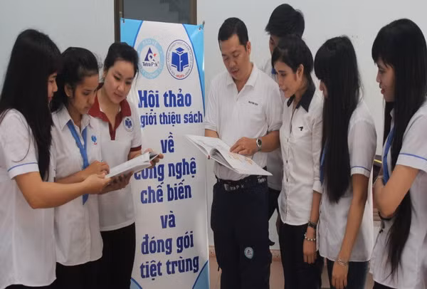 Tetra Pak Việt Nam chia sẻ về công nghệ UHT cho sinh viên ảnh 1