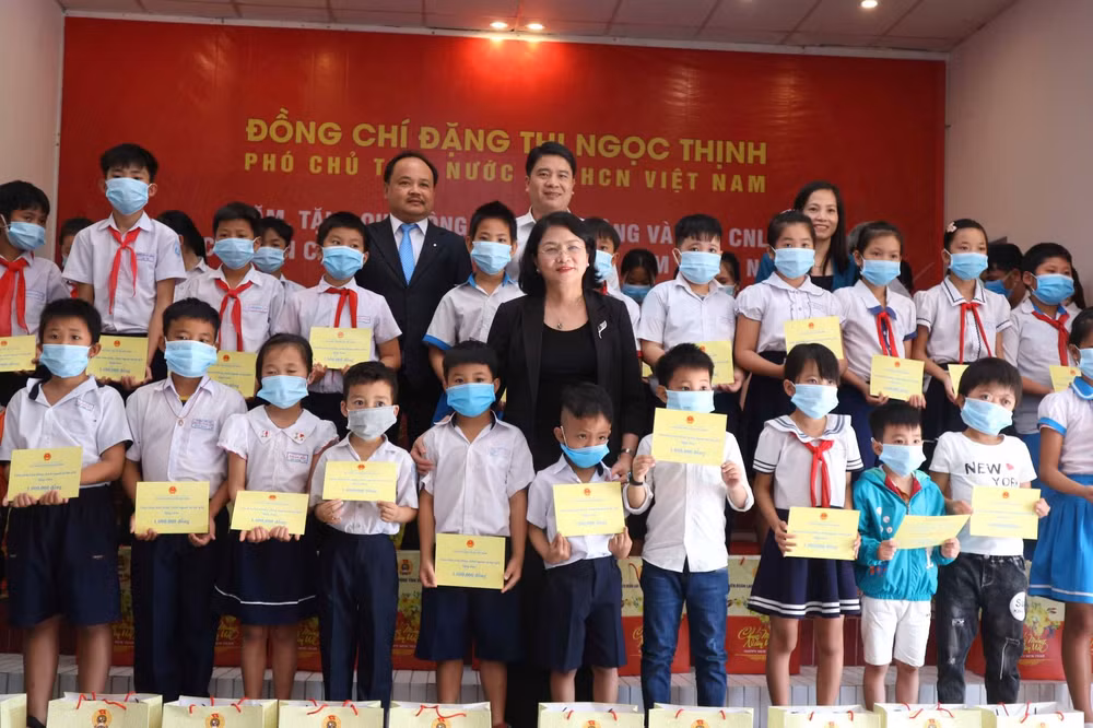 Phó Chủ tịch nước Đặng Ngọc Thịnh tặng quà người khó khăn ở Quảng Nam ảnh 1