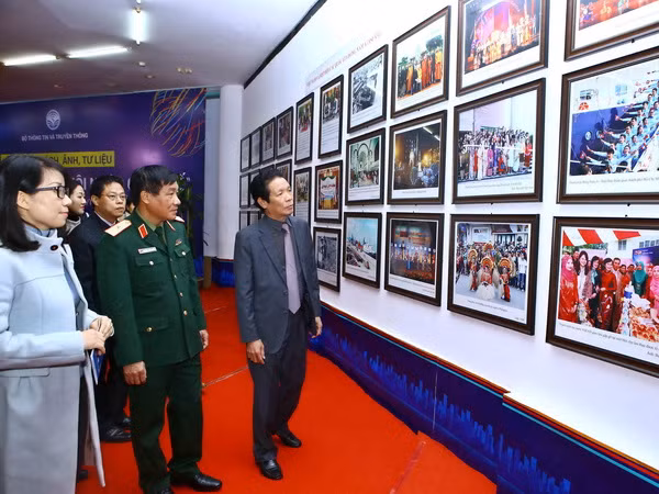 Trưng bày sách, tư liệu về “Việt Nam-Con đường hội nhập quốc tế” ảnh 1