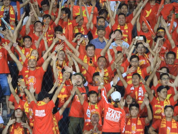 Vượt trở ngại, cổ động viên Việt Nam “cháy hết mình" tại Myanmar ảnh 1