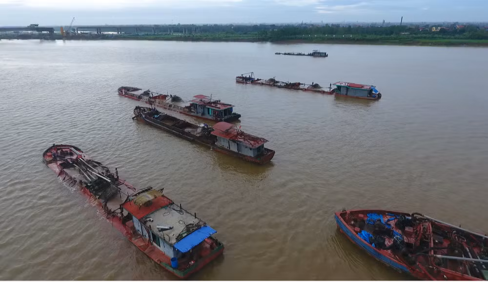 Yêu cầu cấm khai thác cát, sỏi khu vực bờ sông có nguy cơ sạt lở ảnh 1