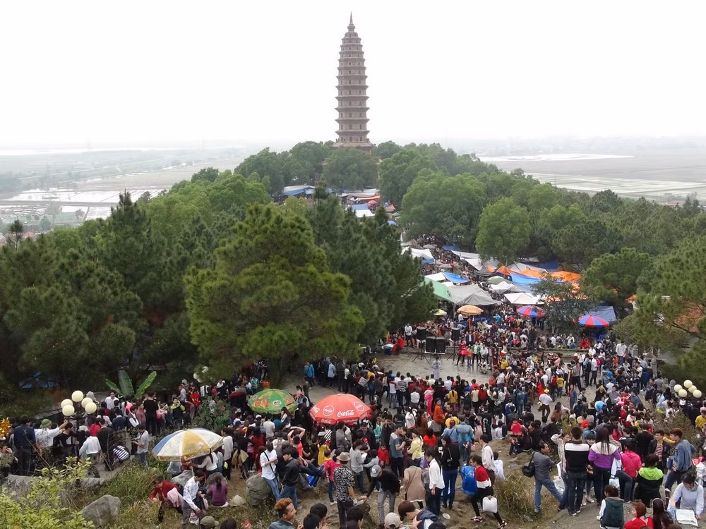 Bắc Ninh: Hàng vạn người trẩy hội Phật Tích cầu bình an ảnh 1