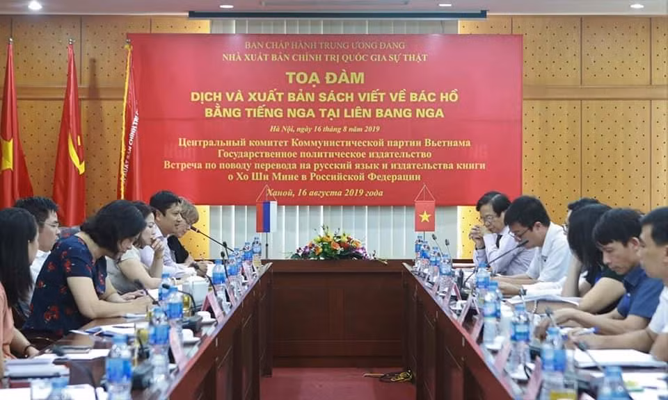 Hợp tác dịch và xuất bản sách ''Bác Hồ viết Di chúc'' tại Nga ảnh 1