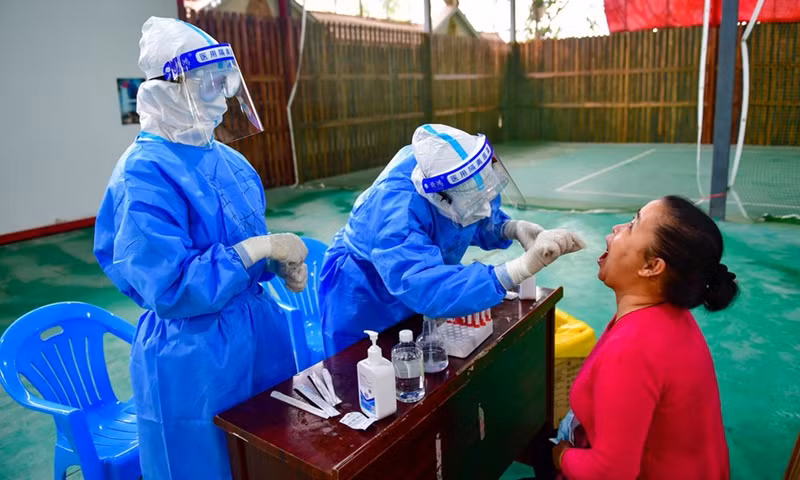 COVID-19: Trung Quốc tái phong tỏa thành phố giáp ranh với Myanmar ảnh 1