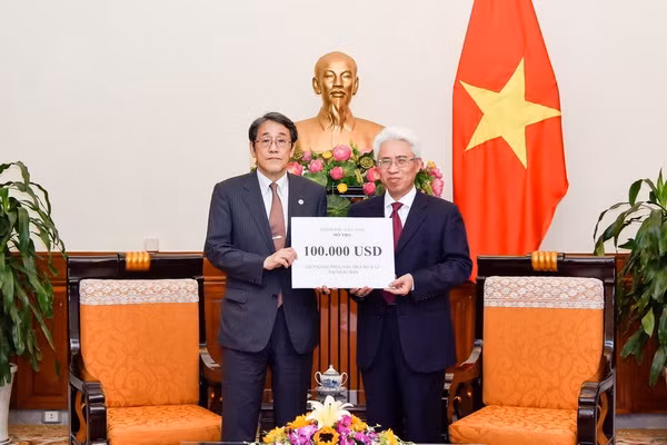 Hỗ trợ 100.000 USD giúp nhân dân Nhật khắc phục hậu quả mưa lũ ảnh 1