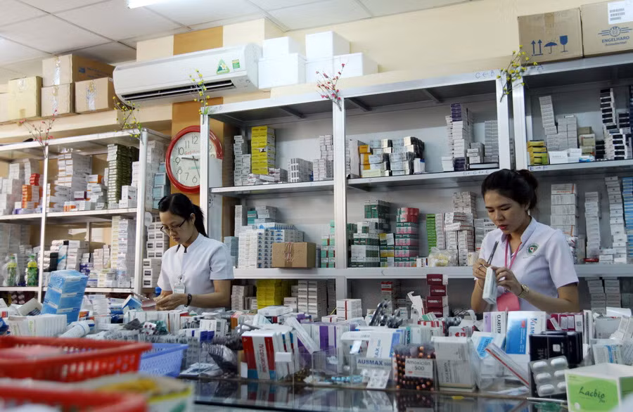 Cách chức, điều chuyển công tác bác sỹ đòi chi đủ “hoa hồng” ảnh 1