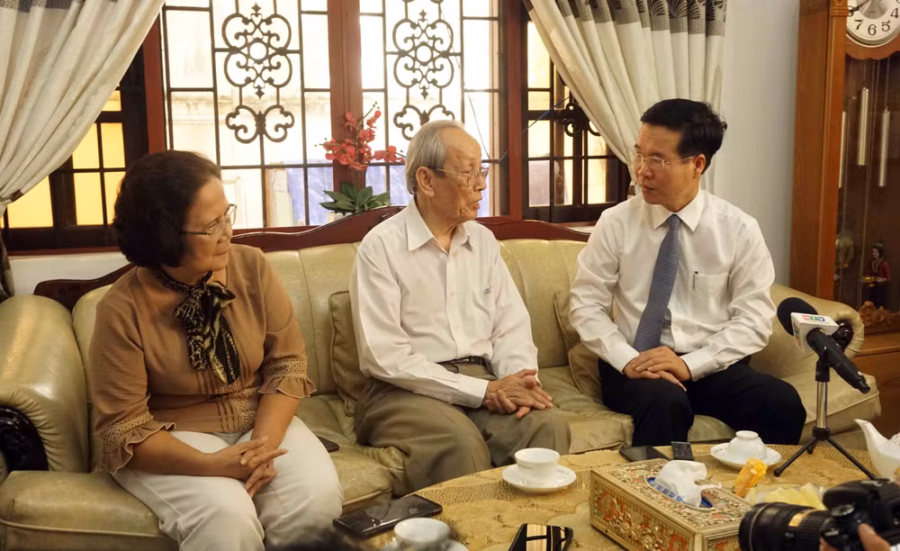 Trưởng ban Tuyên giáo Trung ương thăm, chúc mừng nhà giáo tiêu biểu ảnh 2