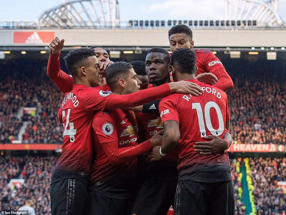 Paul Pogba lập cú đúp, M.U khiến cuộc đua tốp 4 'rực lửa' ảnh 1