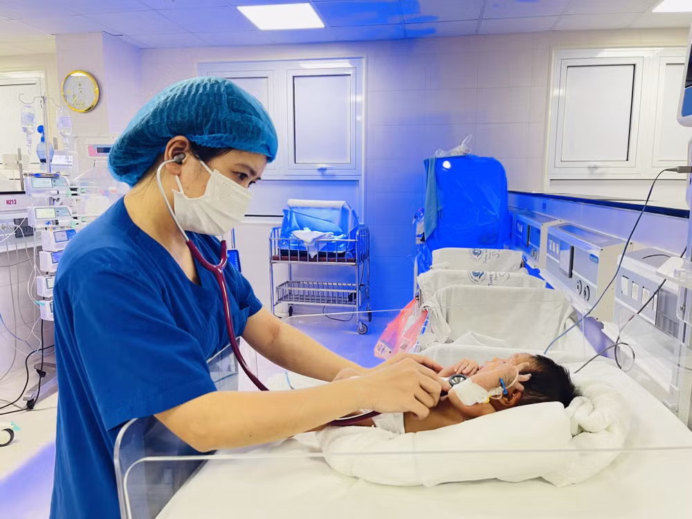 Cứu sống bé gái sinh non bị thủng ruột khi còn trong bụng mẹ ảnh 1
