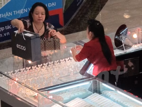 Giá vàng trong nước tăng nhẹ, tỷ giá giảm mạnh tới 35 đồng mỗi USD ảnh 1