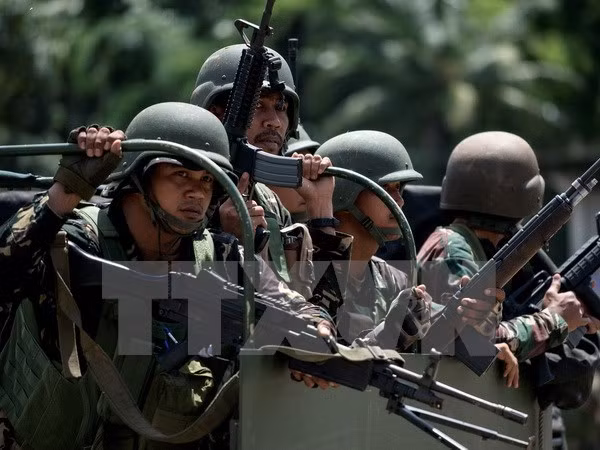 Philippines tấn công ồ ạt phiến quân Hồi giáo ở Marawi ảnh 1