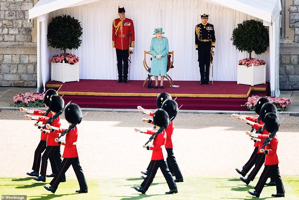 Lễ sinh nhật chính thức giản dị của Nữ hoàng Anh Elizabeth II ảnh 1