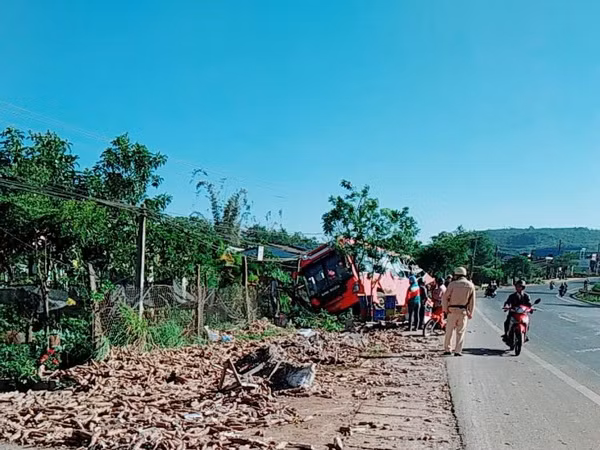 Quảng Ninh: Hai xe khách va chạm làm 14 người bị thương ảnh 1
