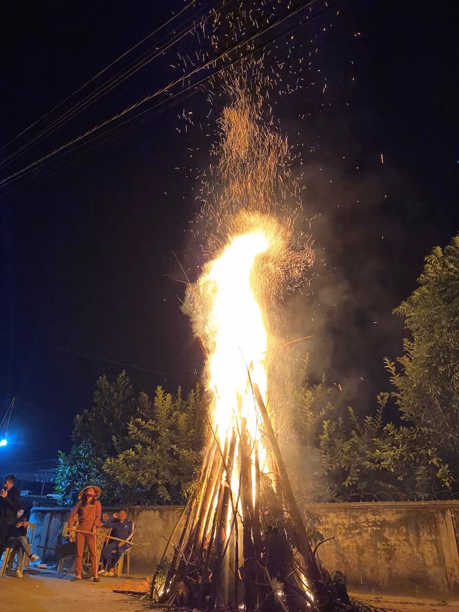 Độc đáo phong tục đốt lửa trại đêm giao thừa đón năm mới ở xứ Nghệ ảnh 5