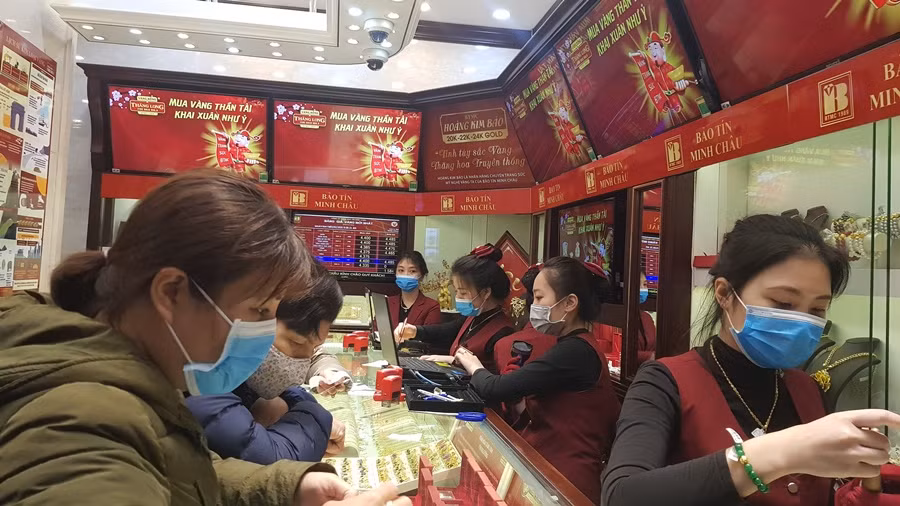 Vàng trong nước tiếp tục giảm, tỷ giá trung tâm tăng 10 đồng ảnh 1