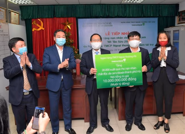 Vietcombank tặng 10 tỷ đồng quà Tết cho nạn nhân chất độc da cam ảnh 1