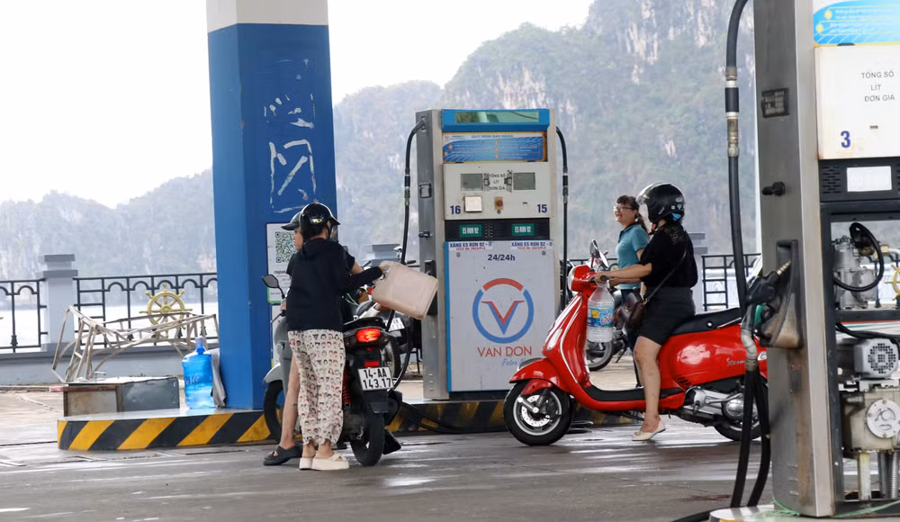 vna_potal_nhieu_cua_hang_xang_dau_o_ha_long_quang_ninh_khac_phuc_hau_qua_sau_bao_de_phuc_vu_nhan_dan_7580370.jpg