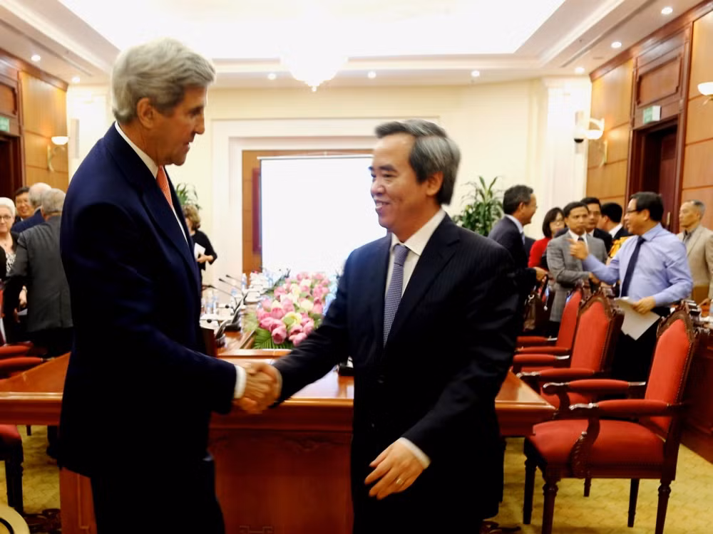 Trưởng ban Kinh tế Trung ương Nguyễn Văn Bình tiếp ông John Kerry ảnh 1