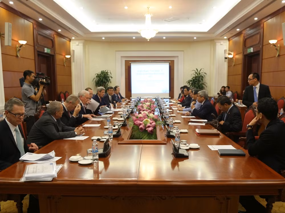 Trưởng ban Kinh tế Trung ương Nguyễn Văn Bình tiếp ông John Kerry ảnh 2