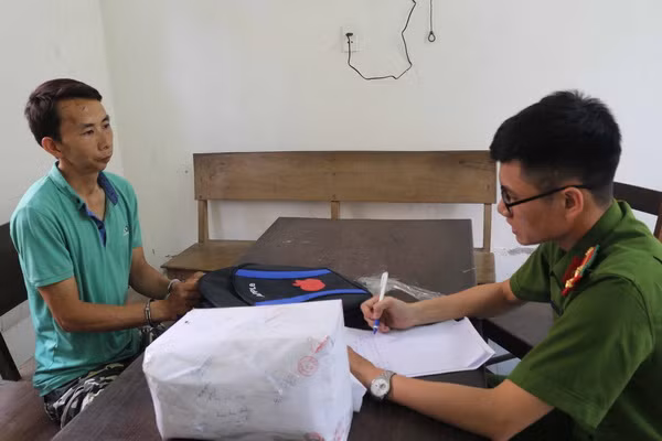 Tạm giữ đối tượng vận chuyển hơn 3,3kg ma túy đá từ Lào về Vinh ảnh 1